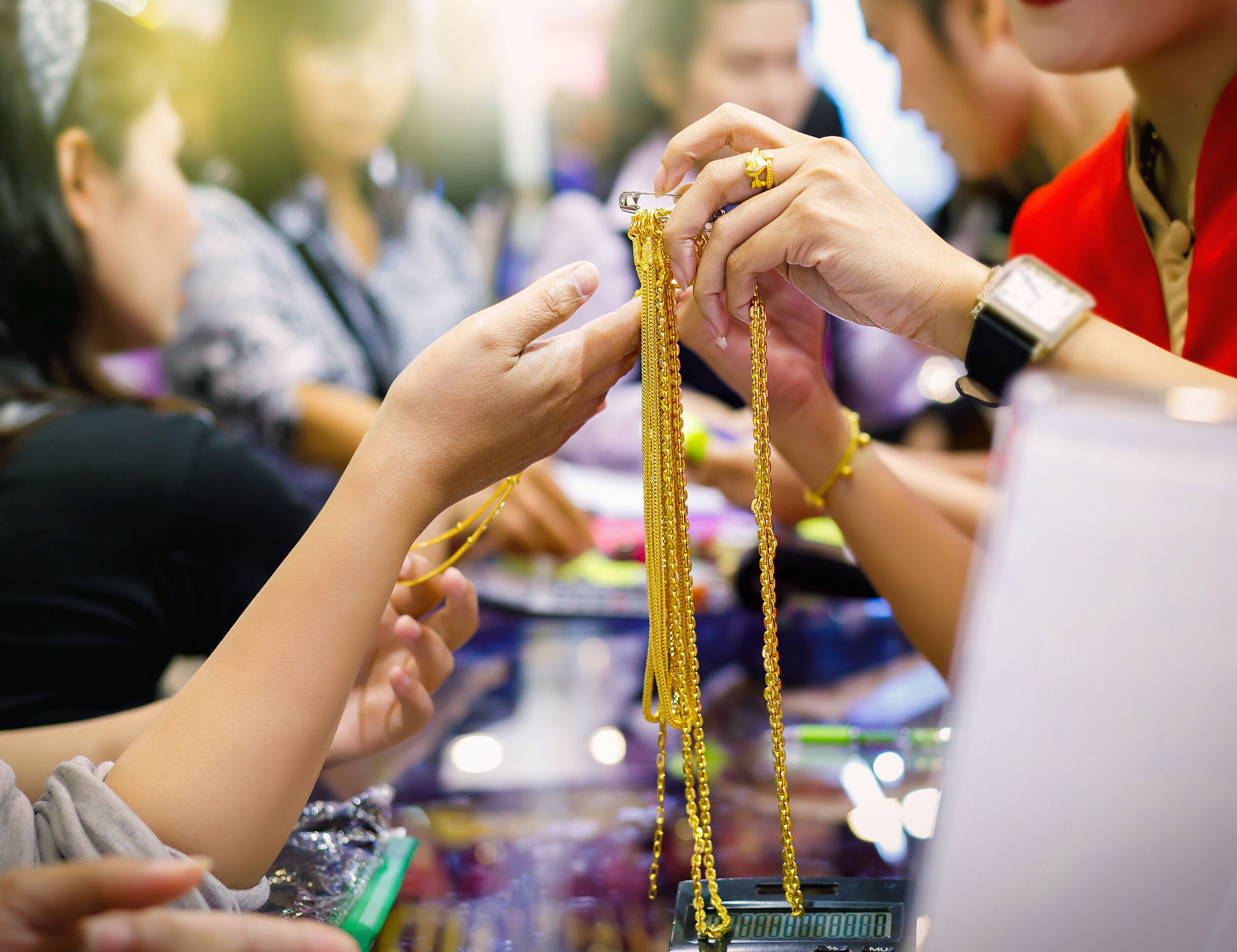 Children sharing a gold chain, symbolizing family bonding and prosperity